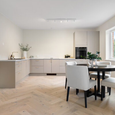 lys fiskebensparkett Saga herringbone pearl