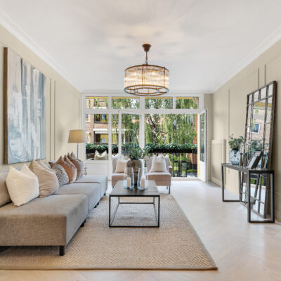 lys fiskebensparkett Saga herringbone pearl