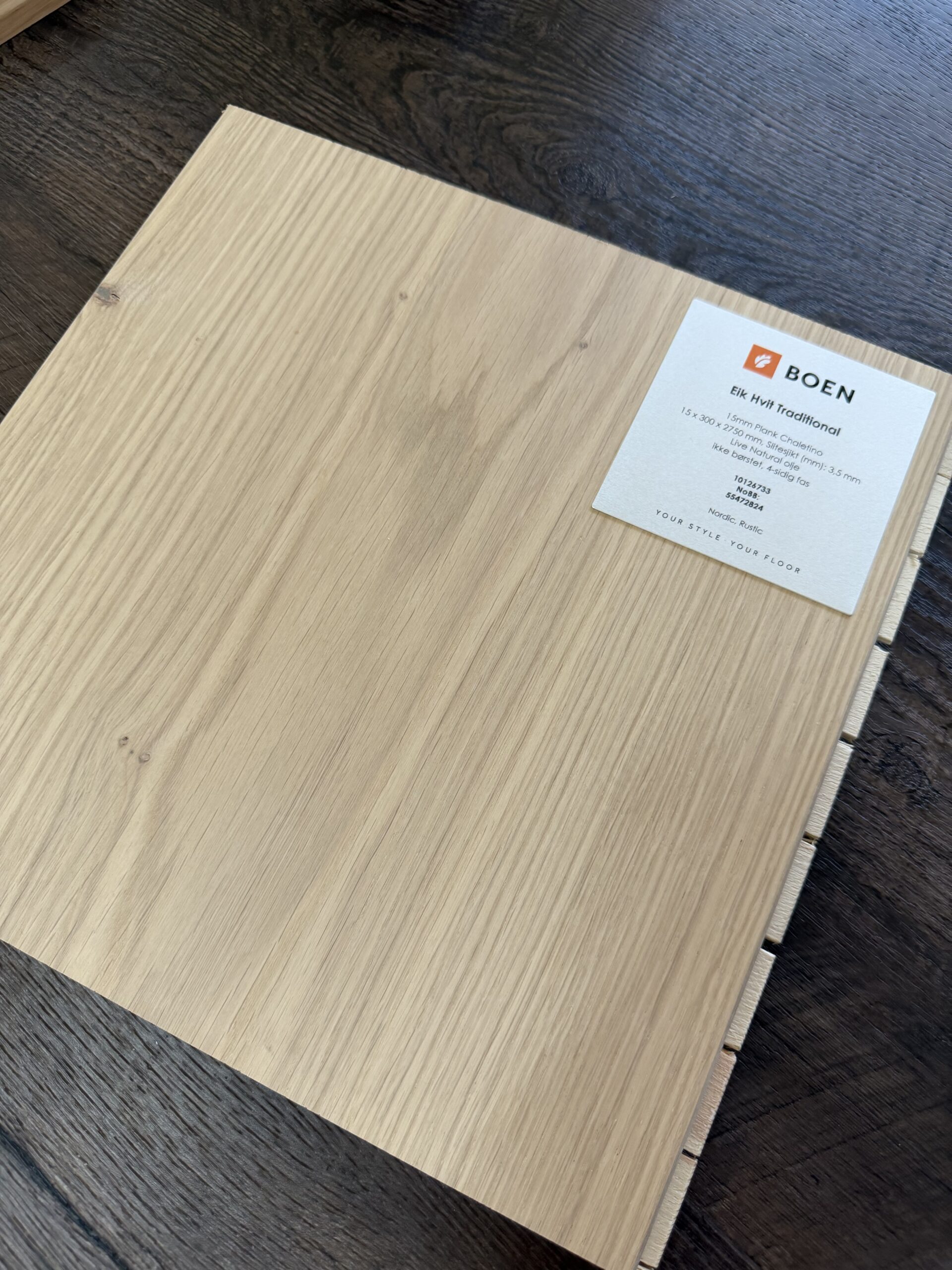 Boen Chaletino Eik Hvit Traditional Live Natural – ekstra bred 1-stavs parkett i hvitpigmentert eik med levende Traditional-sortering.