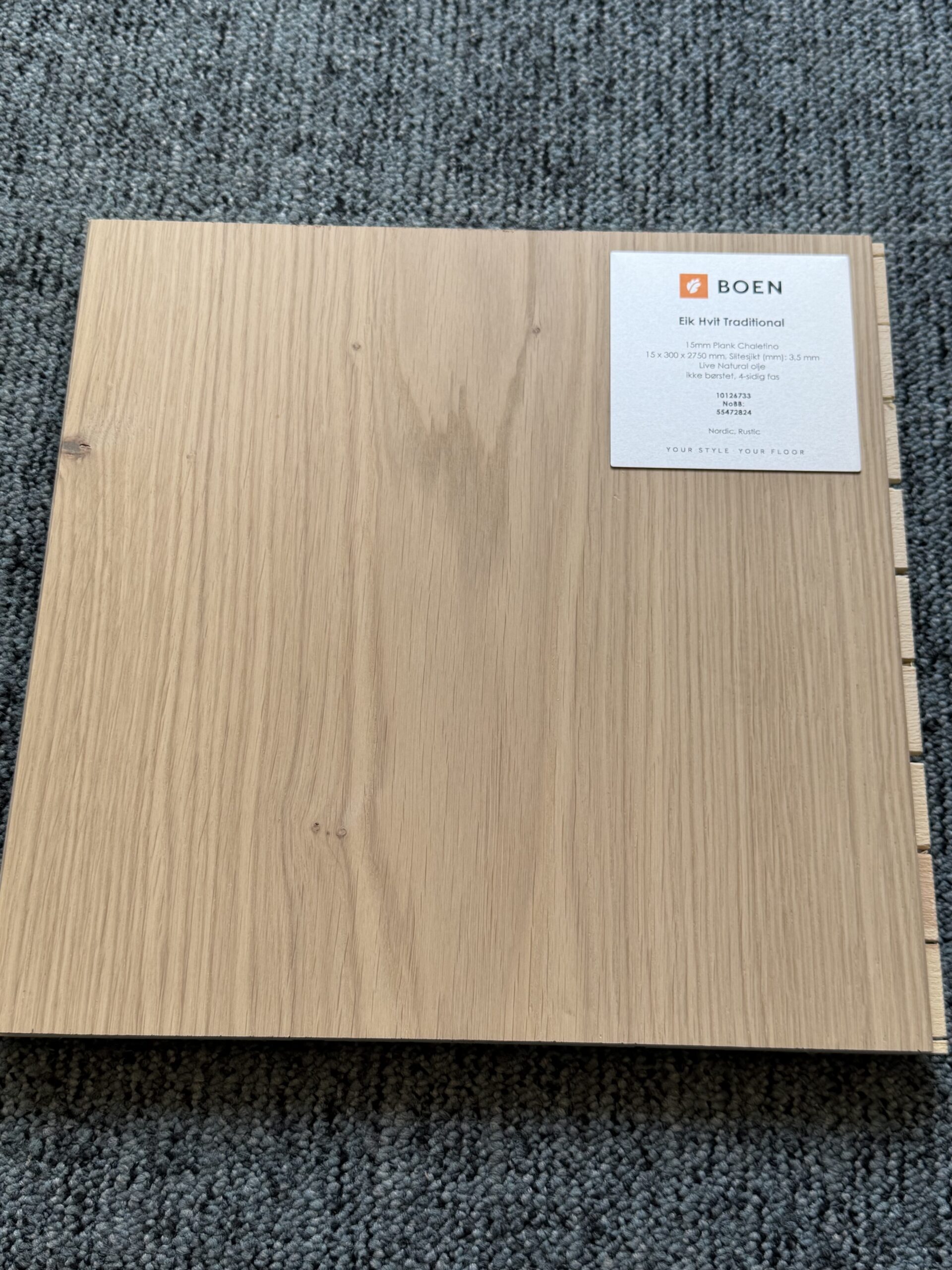 Boen Chaletino Eik Hvit Traditional Live Natural – ekstra bred 1-stavs parkett i hvitpigmentert eik med levende Traditional-sortering.