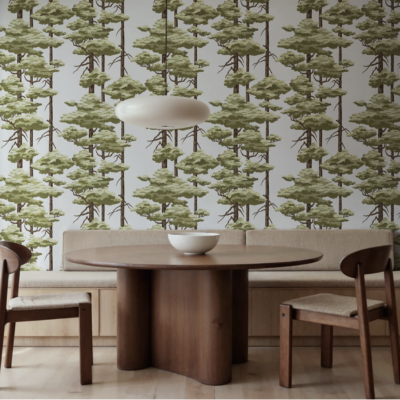 Rebel Walls Highland Pines Blue fototapet med høye furutrær i elegante blå toner