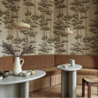 Rebel Walls Highland Pines Brown fototapet med furuskog i varme bruntoner