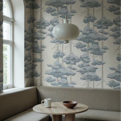 Rebel Walls Highland Pines Sky fototapet med nordisk furuskog i blå og grønne toner