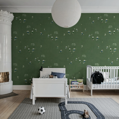 Rebel Walls Soccer Green fotballtapet med håndtegnede fotballspillere på grønn bakgrunn til barnerom og ungdomsrom.