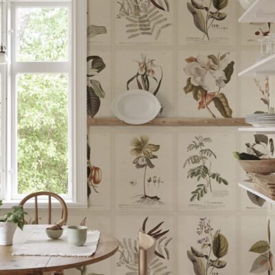 Sandberg Flora Sepia blomstertapet med håndmalte blomster i varme sepia- og jordtoner