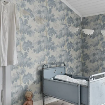 Sandberg Raphael Light Blue tapet med stiliserte tretopper i lyseblå tone