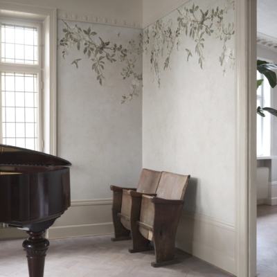 Beige fototapet med blomster og fugler – Sandberg Nico Sand
